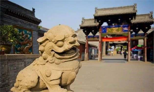 雄狮:“哼!你们中国人干吗要把我雕刻成卷毛狮子狗?”