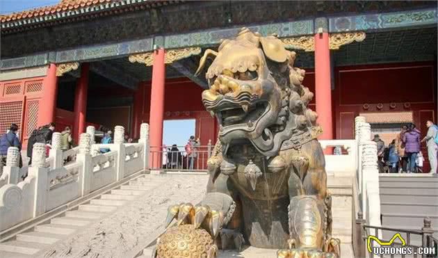 雄狮:“哼!你们中国人干吗要把我雕刻成卷毛狮子狗?”
