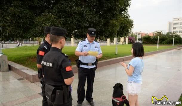 蒲江民警街头发放宠物狗牵引绳,网友点赞:了解和沟通的绳子!