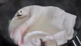 不必专门给犬购买咬胶，豫备一大块生猪皮，几步就能够轻松自制！