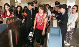 导盲犬上地铁被拒！因未戴口罩不能进站，盲人抗议：凭什么？