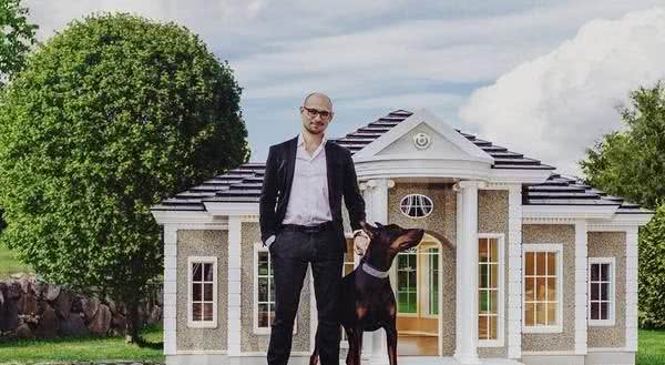 20万美金打造的“豪华犬屋”！有空调电视还能直通主人家串门子