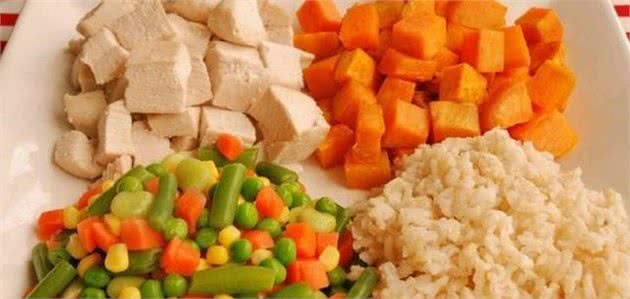 自己给狗狗制作美味膳食，满屏幕都能感受到主人对狗子的爱