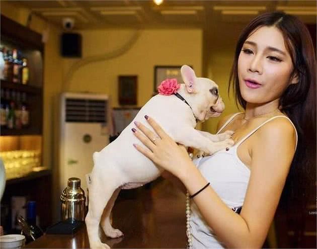 法国斗牛犬是一种神奇的狗，会让养的人爱不释手，越养越上瘾