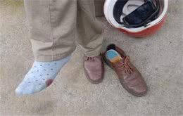 快递小哥被狗咬很委屈：它咬了我还不走，就在旁边蹲起看着我