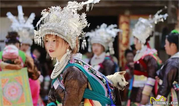 把狗狗奉为守护神，还为狗成立“背狗节”，这才是宠狗的最高境界