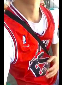 网友和朋友出去玩，却发现自己和一只狗狗撞衫了，也太尴尬了吧