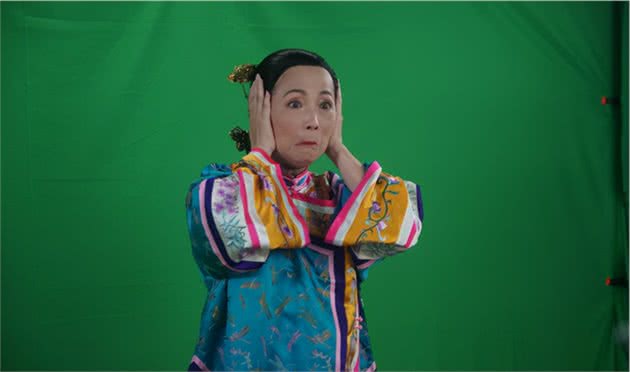 苑琼丹帮艾威照顾爱犬，遛超巨型伯恩山不成反被遛，路人表情亮了