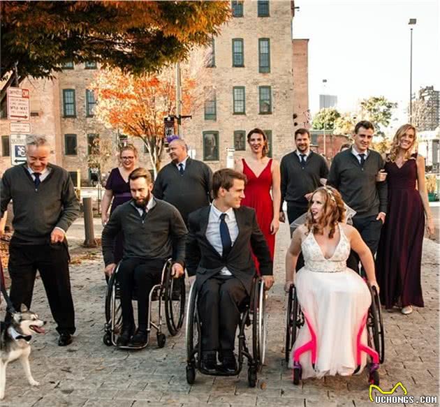 让哈士奇代替父亲参加婚礼，狗狗却半路走失！主人立刻暂停婚礼