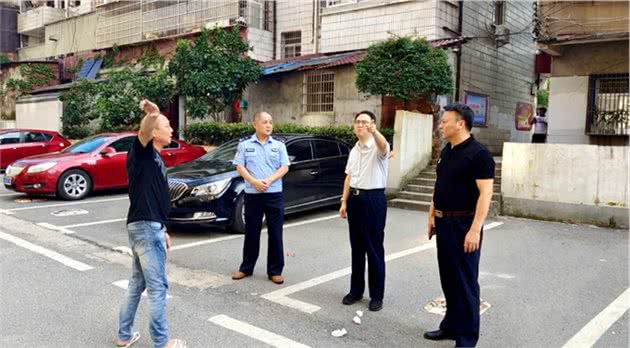 玉山一学生在上学途中被狗追咬受伤，民警组织全城搜捕