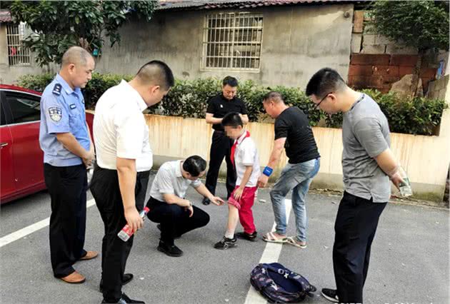 玉山一学生在上学途中被狗追咬受伤，民警组织全城搜捕