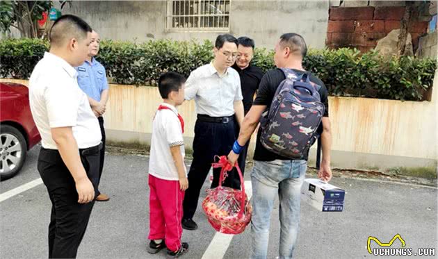 玉山一学生在上学途中被狗追咬受伤，民警组织全城搜捕
