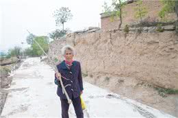 农村大妈种地挖出稀罕物，养两条大狼狗看管，想请专家看下值钱吗