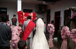 新婚夜狗叫声不断，让老公出去看后却听到他和婆婆的对话我失眠了