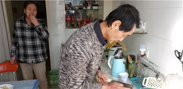 老爷爷和老奶奶每天给小土狗做三顿饭，自制营养狗粮给汪星人吃