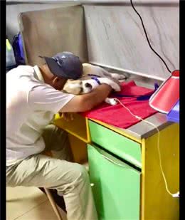 大叔带着狗狗来看病，陪它打点滴抱着就睡着了，好暖心的场景