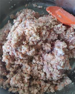 宠主自制狗饭有妙招，快捷好吃有营养，狗子瞬间变成小吃货