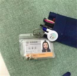 狗狗啃坏主人工作证，还装一脸无辜，要是丢了工作看你吃什么！