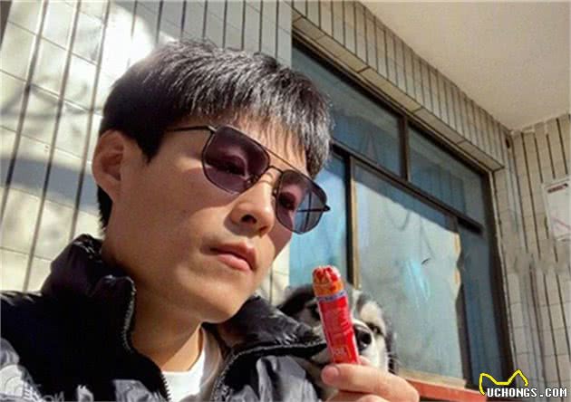 哈士奇在家捣蛋被铲屎官发现，主人掏出火腿肠后，狗狗竟生气了