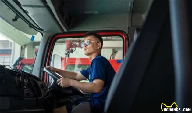 揭秘丽江消防搜救犬！与消防员一样，它们同样在灾难中拯救生命