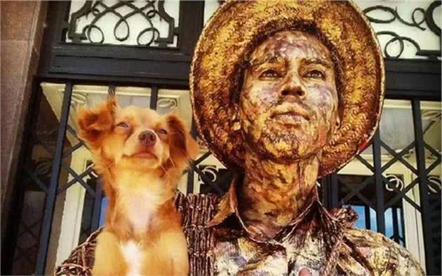 狗狗陪着铲屎官出门扮雕塑，每天摆三小时造型，网友：如此敬业