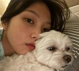 “性感炸弹”JOY深夜晒素颜私照，与狗狗亲密互动，黑眼圈明显