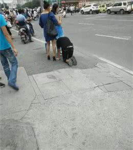 女孩把男友当狗牵着满大街爬，这能说明什么？能说明彼此是真爱吗