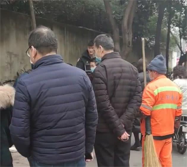 7只纯种比格犬，“连妈带儿”被遗弃街头，原主人是散财童子？