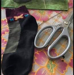 主人用袜子给狗狗做了件帽子和衣服，狗：很合适，就是有股味道啊