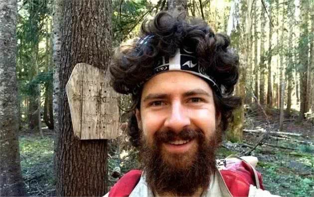暖心！国外驴友带失明爱犬四处徒步旅行，让狗狗重获希望