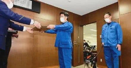 搜救犬立下大功接受嘉奖，网友却大呼：这货有黑历史