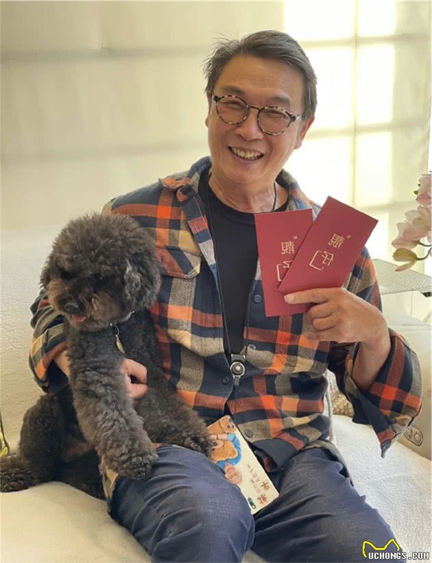 刘松仁为爱犬庆生罕露脸，面色红润康复良好，膝下无子女与狗相伴
