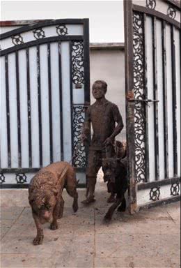 带3只狗狗散步，主人惨变“兵马俑”，主人：我做错了什么？