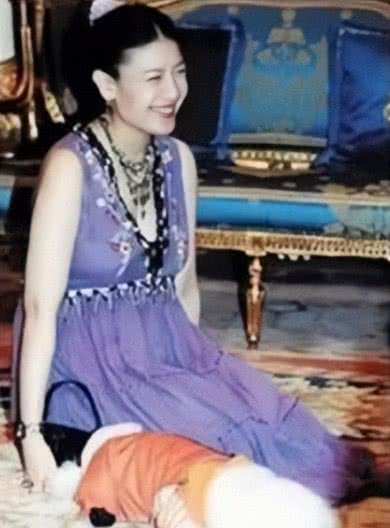 泰王深情为已故爱犬过生日，王妃来来又去去，真爱唯有它