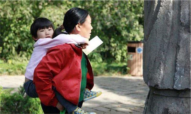 “外甥狗，吃了走”，孩子和姥姥不亲的原因是这些，父母别怨孩子