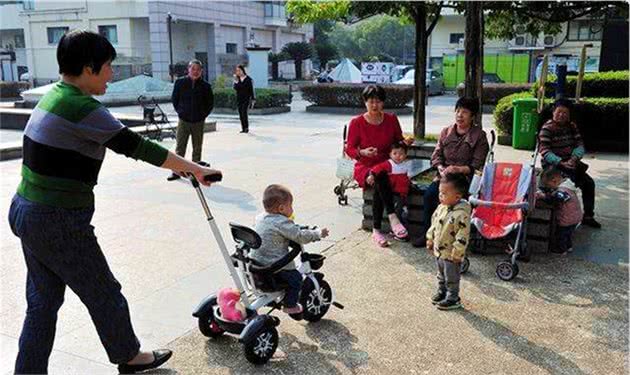 “外甥狗，吃了走”，孩子和姥姥不亲的原因是这些，父母别怨孩子