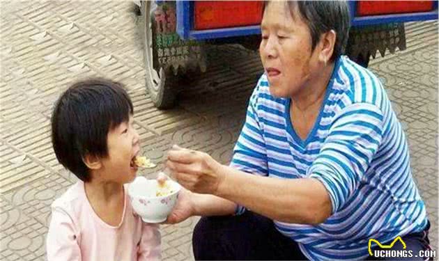 “外甥狗，吃了走”，孩子和姥姥不亲的原因是这些，父母别怨孩子