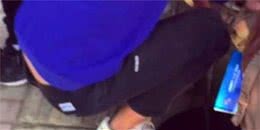 下水道里传出狗叫声，男子探眼一看惊呆了，立马寻求路人的帮助