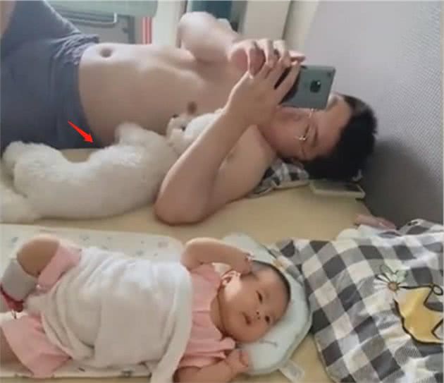 奶爸哄娃错把狗子搂在怀，父爱如“山体滑坡”，孩子是“意外”？