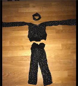 网友将网上买的衣服给狗穿上，没想到比她还合适，这是贵妇犬吗？