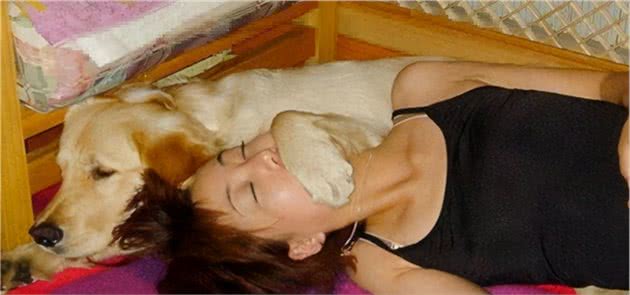 女生和狗狗睡觉的好处这么多，难怪她们都不拒绝