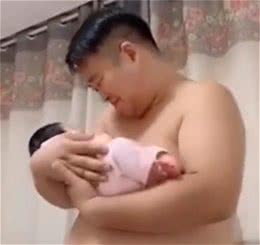 新手爸爸为练习抱娃，狂抱自家45斤斗牛犬，现在已得心应手