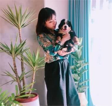 一眨眼小狗变成大狗，不变的是狗狗的灿烂笑容！不舍得狗狗长大啊