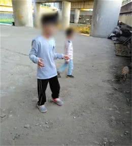 男子看不惯小男孩欺负狗，亲自教育男孩如何正确对待生命...