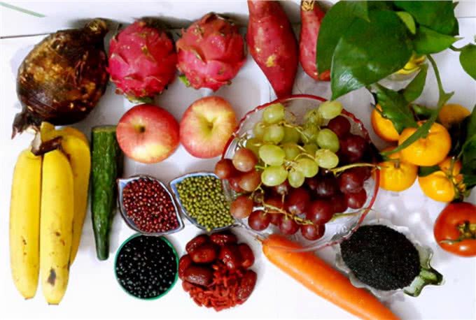 眼部护理技巧:金毛犬有泪痕是什么原因，该怎么办?