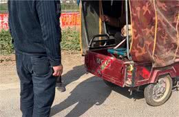河南：大叔刚离开，狗狗便被拎着扔进笼，发现赚到，狗贩笑开了花