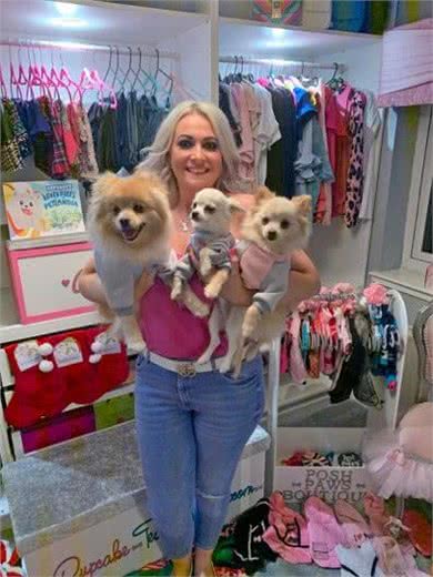 英国女子每年给宠物狗花12万,狗狗有专属衣柜,散步穿舞会礼服