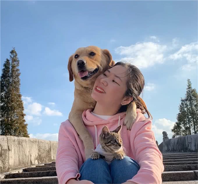 这年头,连狗都开始养生泡脚了,是我们跟不上时尚