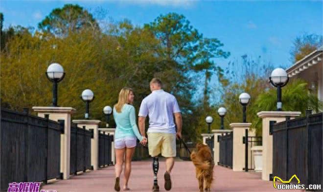 高娓娓:狗比人可靠!看美国这些服务犬多能耐,开门、冲浪啥都会