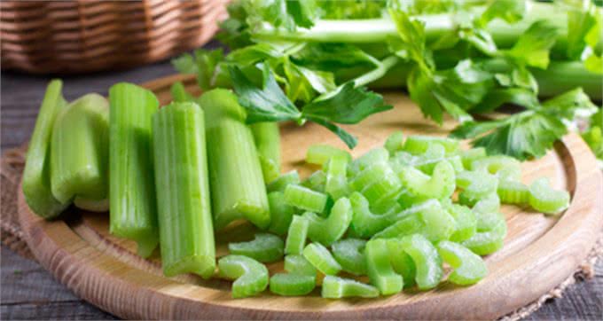 家中的厨房里，有哪些蔬菜适合狗狗吃?